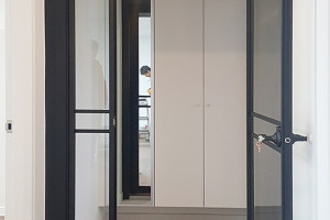 시선을 사로잡는 슬림 비대칭 양개 중문: 춘천 석사동 현대아파트 시공 사례